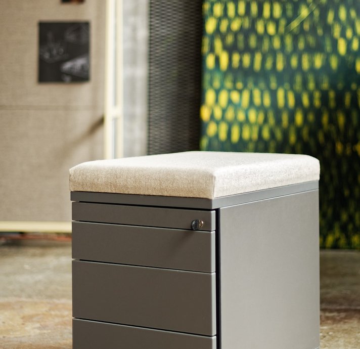 https://api.maro.vmdev.pl/uploads/images/produkty/wszystkie-kolekcje/top/maro---top-pedestal-with-upholstered-pad--4--857.jpg