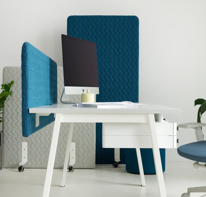 https://api.maro.vmdev.pl/uploads/images/produkty/wszystkie-produkty/a-em/maro---a-em-desk-with-upholstered-pin6-partition-and-underdesk-drawer--2--835.jpg