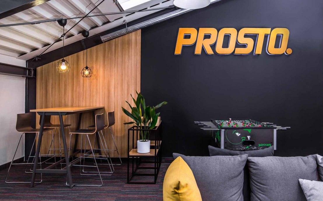 zdjęcie ściany z logo firmy PROSTO