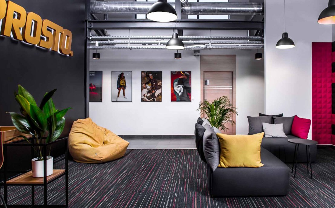 pokój z logo firmy PROSTO na ścianie